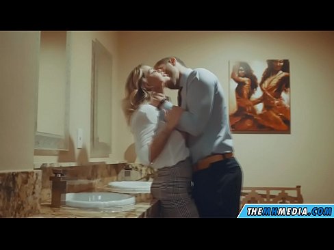 ❤️ Wanneer 'n rondborstige blondine jou in 'n openbare toilet verlei ❤ Seks op af.shufflesex.ru ☑
